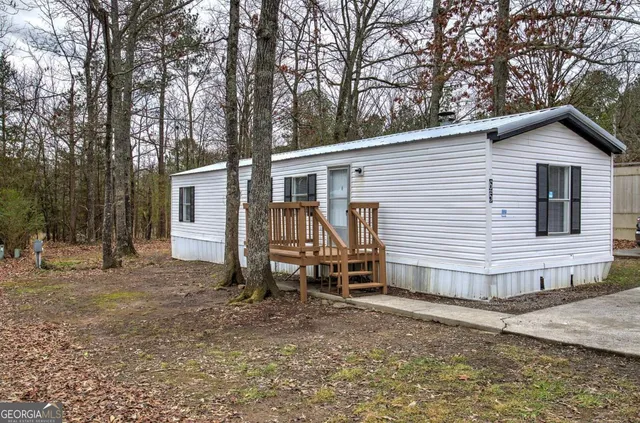 a view of a house with backyard