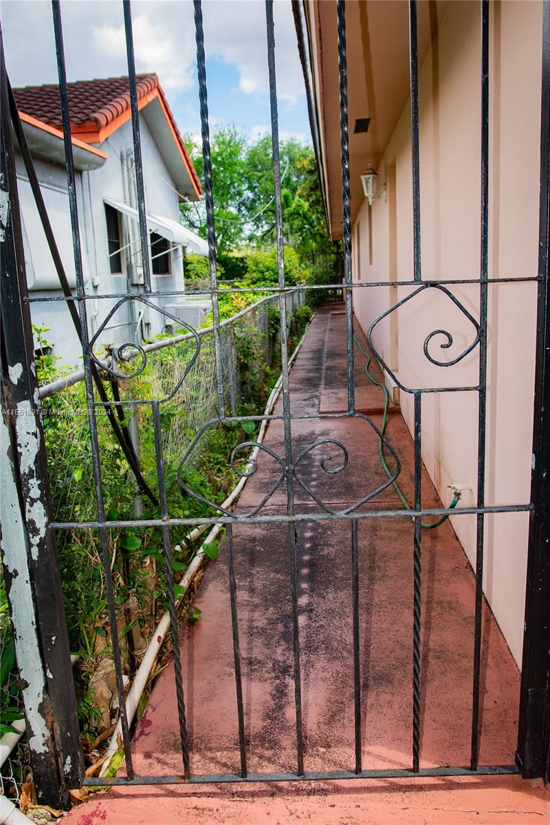 6005 Southwest 22nd Street Miami, FL 33155 - Photo 36 of 36 a backyard of a house
