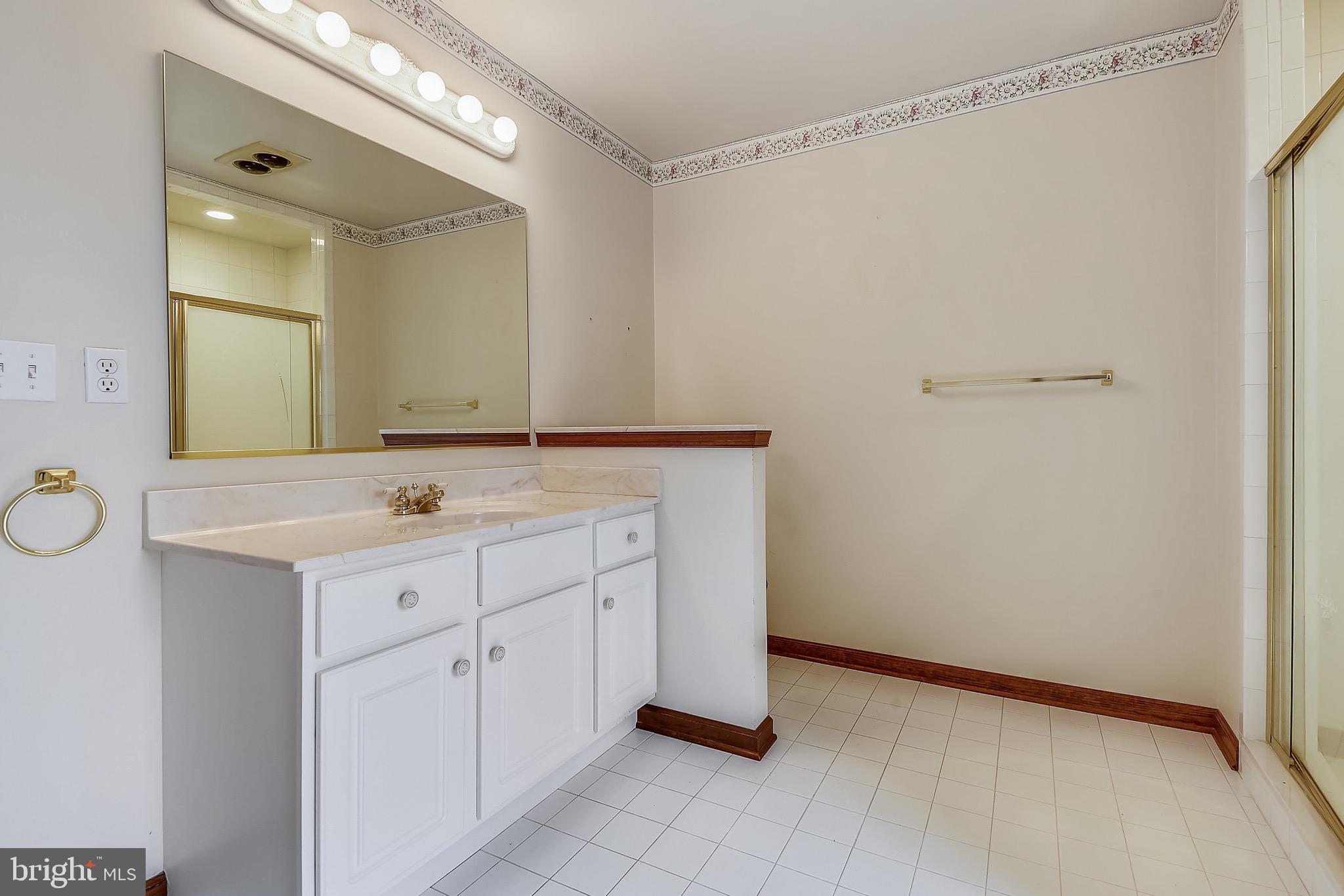 10145 3rd Point Road Chestertown, MD 21620 - Photo 17 of 27 2nd level hall bath