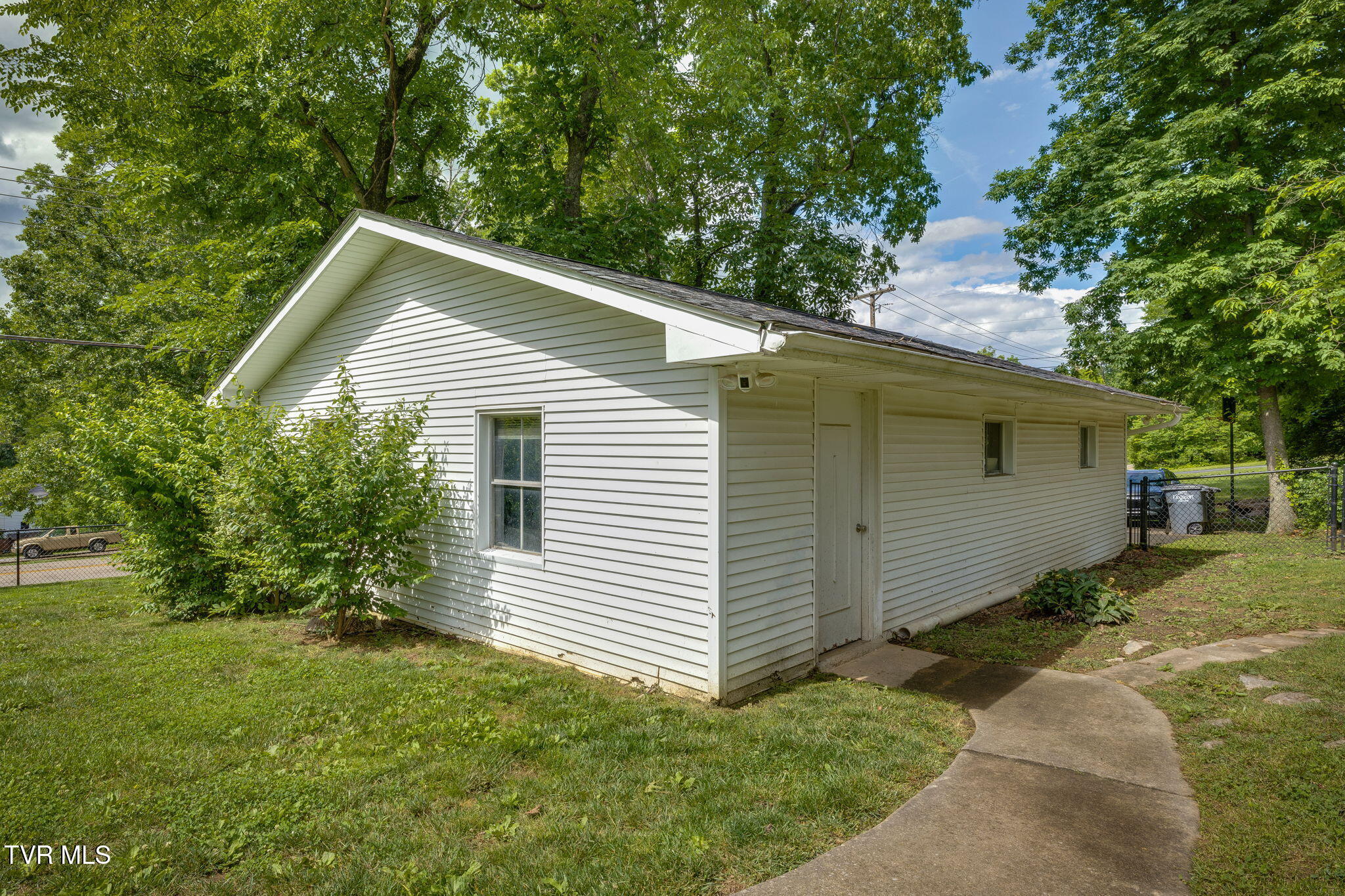 4302 Stagecoach Road Kingsport, TN 37664 - Photo 9 of 51 Garage