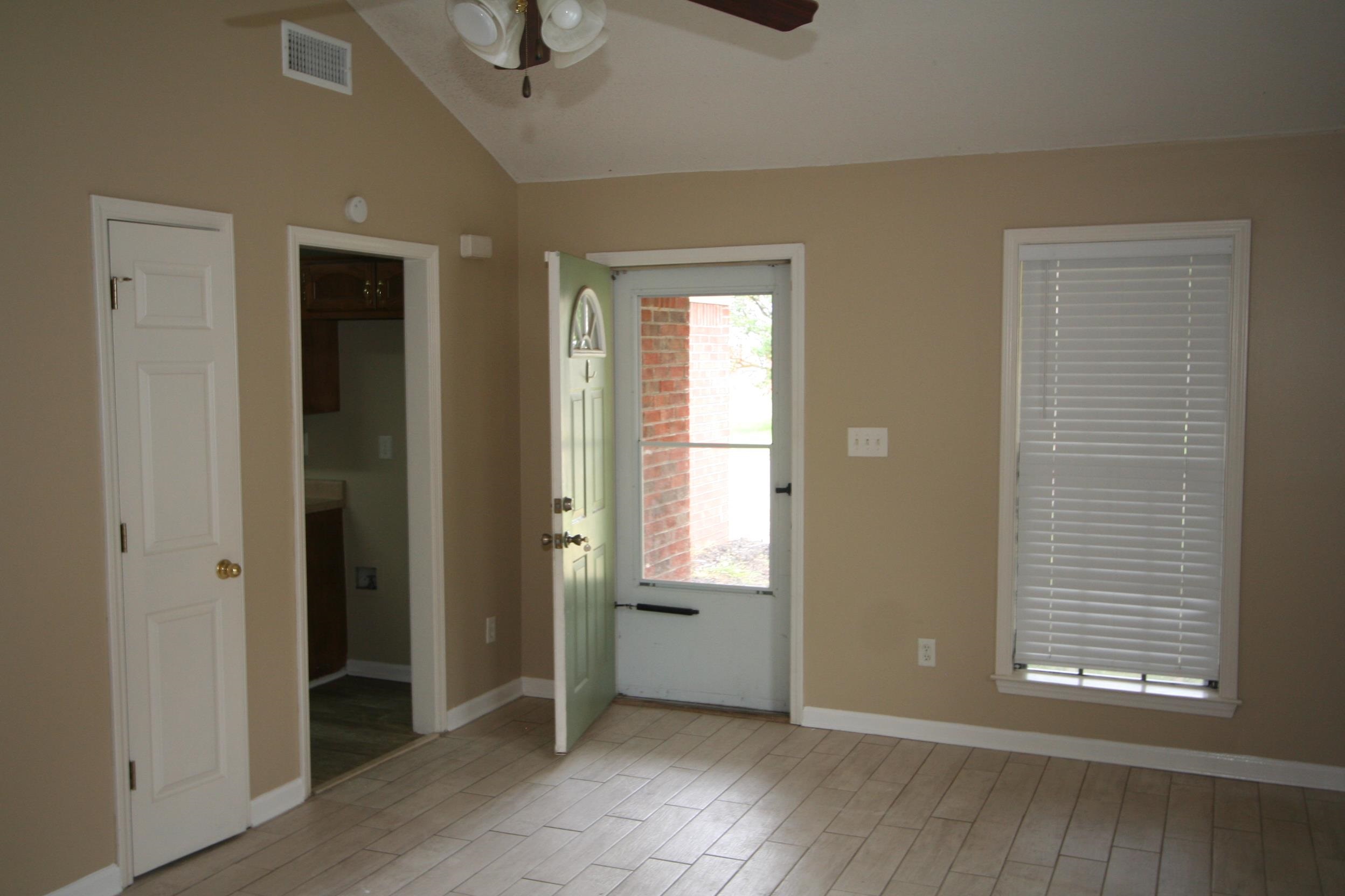 9793 Riggan Drive Olive Branch, MS 38654 - Photo 4 of 7 an empty room with windows and closet