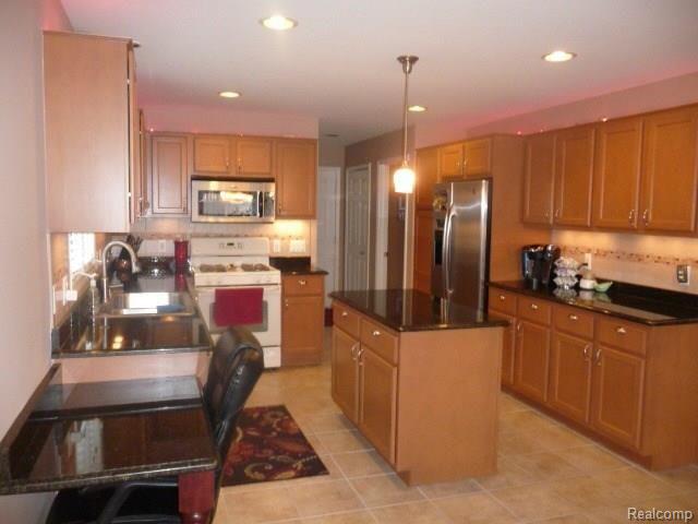 50391 Nesting Ridge Drive Macomb, MI 48044 - Photo 17 of 29 Kitchen 2.jpg