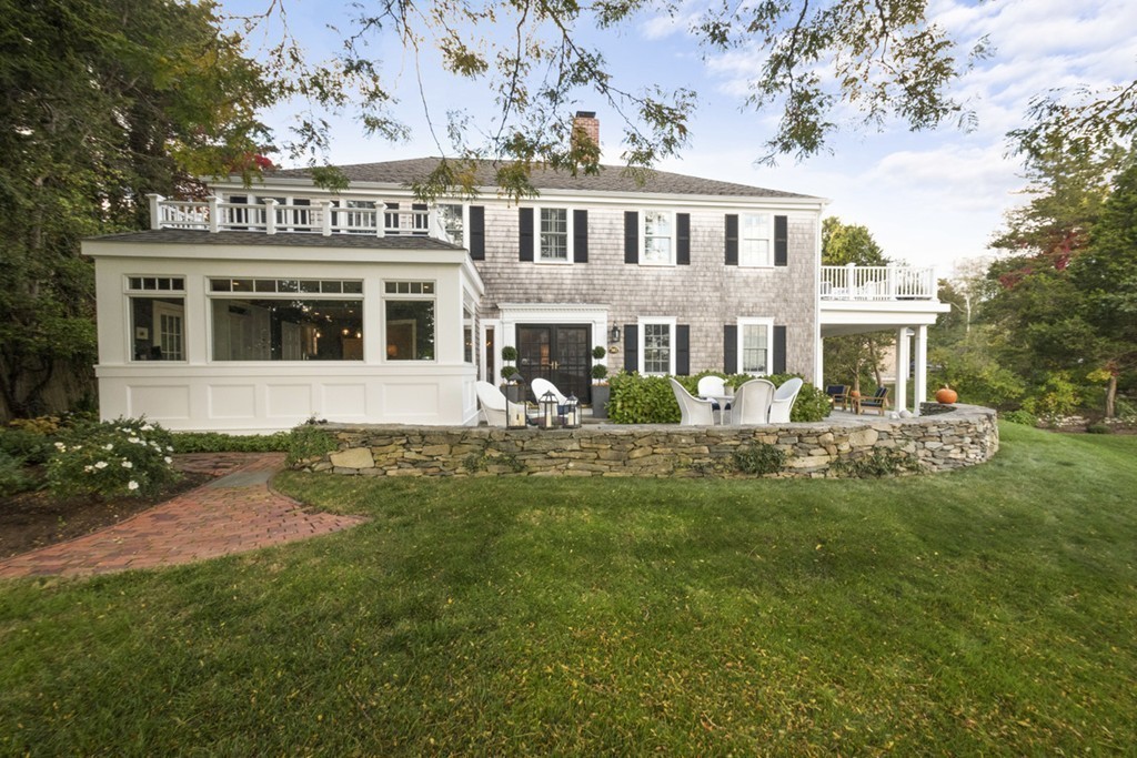 282 King Caesar Road Duxbury, MA 02332 - Photo 5 of 30 a front view of a house with a garden