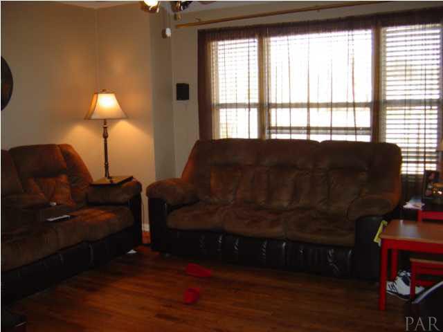 332 Gibbs Road Pensacola, FL 32507 - Photo 4 of 8 Living Room