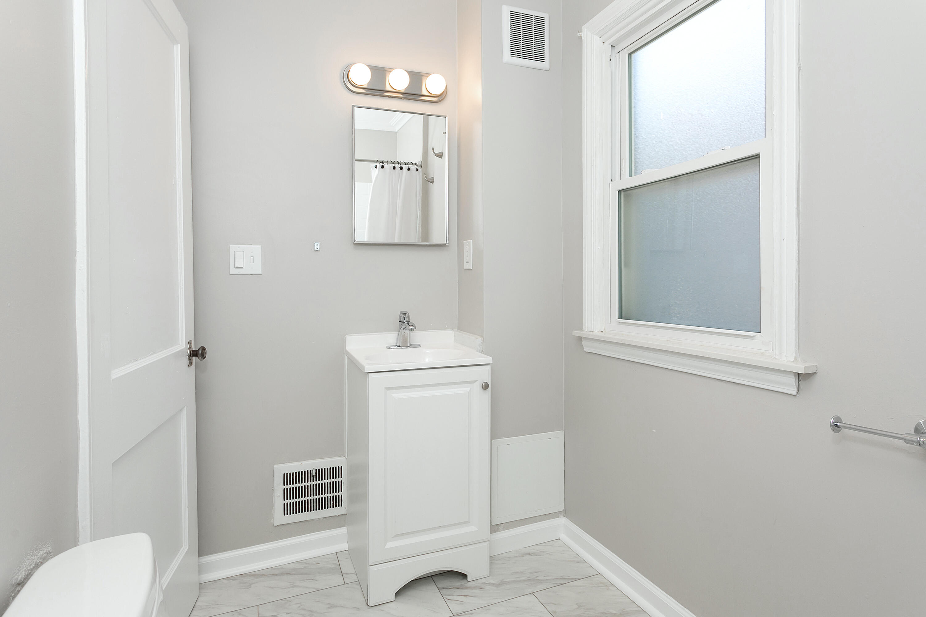 1844 Leitch Road Ferndale, MI 48220 - Photo 10 of 28 lower bath