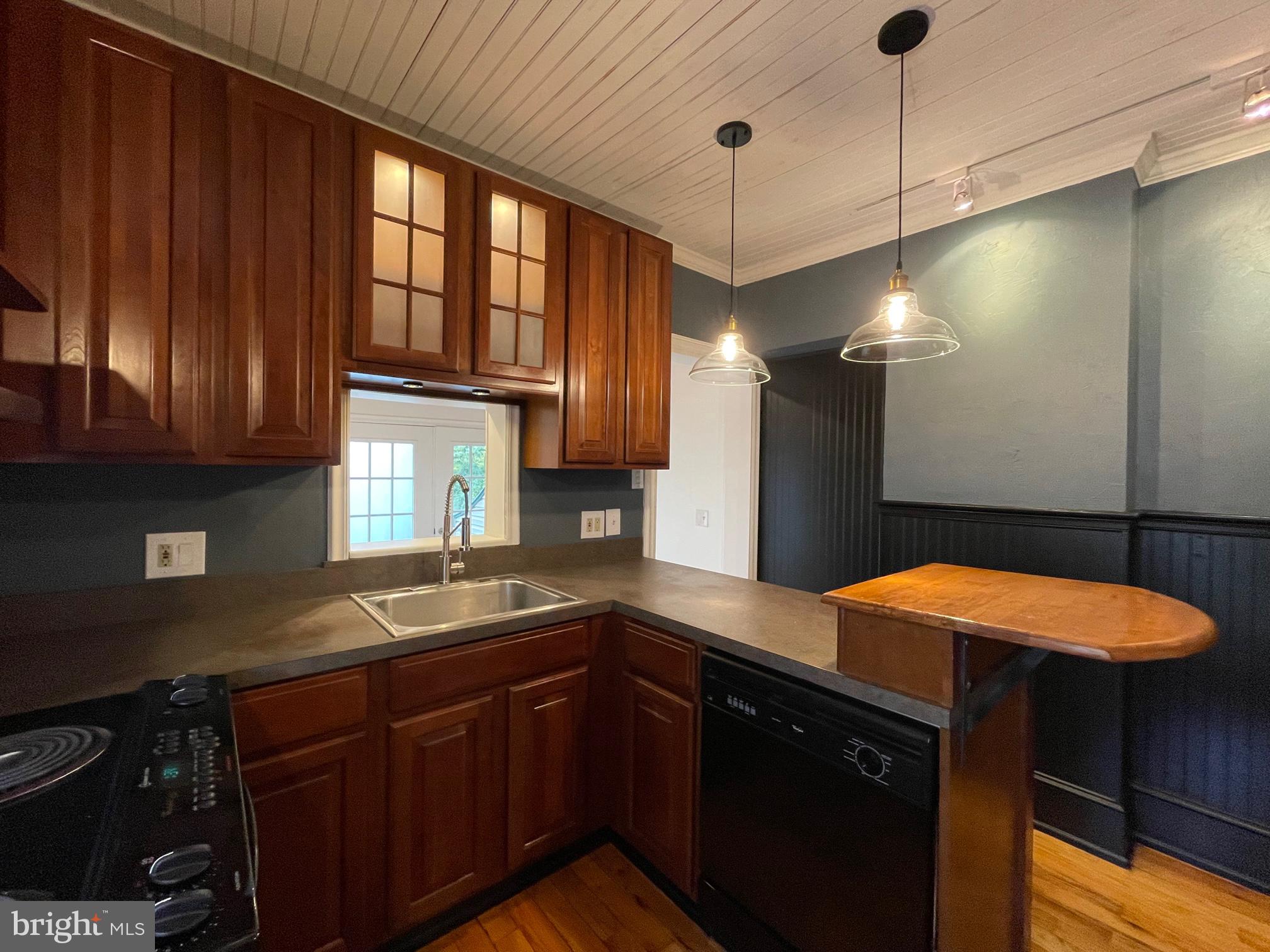 92 Sproul Road Malvern, PA 19355 - Photo 3 of 32 Eat-in Kitchen w/ updated appliances