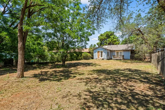 a view of a backyard