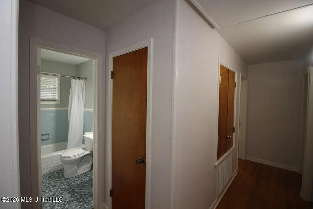 1242 West 18th Street Laurel, MS 39440 - Photo 17 of 33 hall Bath