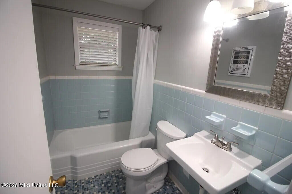 1242 West 18th Street Laurel, MS 39440 - Photo 18 of 33 Hall Bath2