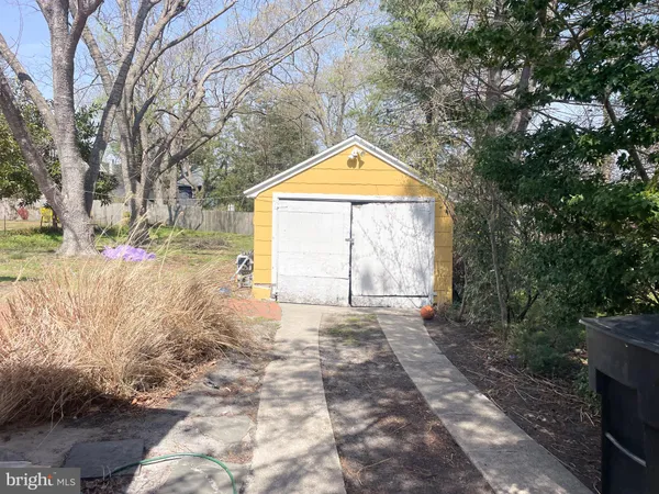 a view of backyard of the house