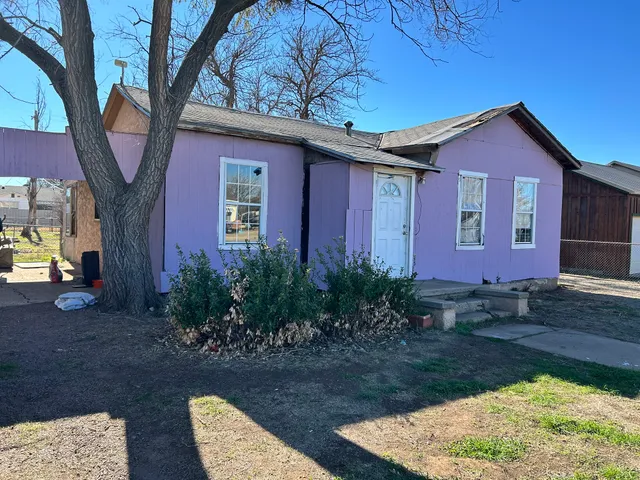 a front view of house with yard