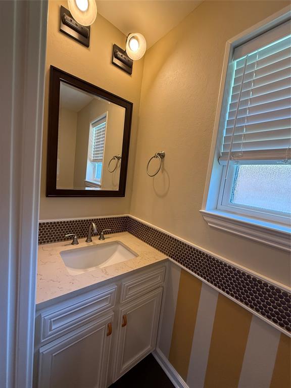 3205 Cross Bend Road Plano, TX 75023 - Photo 20 of 40 Half bathroom