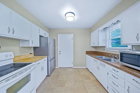 $350,000 | 3428 West 77th Terrace, Prairie Village, KS 66208