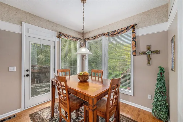 $590,000 | 10119 Northwest River Hills Drive, Parkville, MO 64152