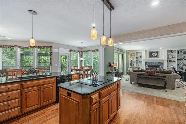 $590,000 | 10119 Northwest River Hills Drive, Parkville, MO 64152