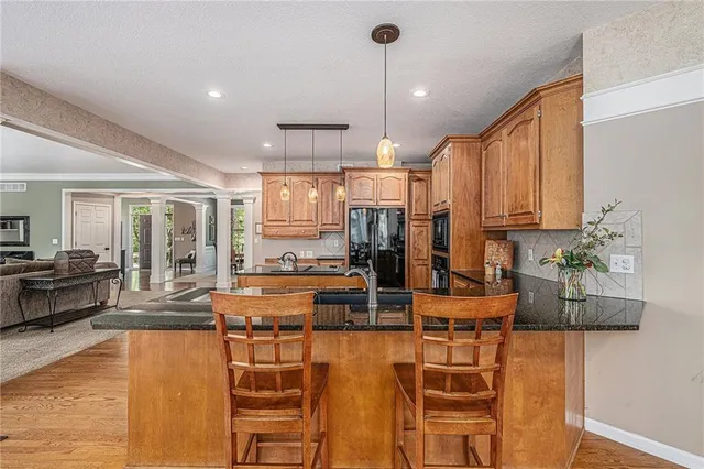 $590,000 | 10119 Northwest River Hills Drive, Parkville, MO 64152