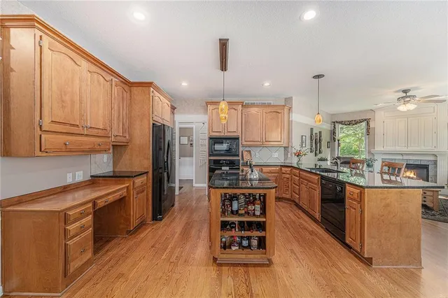 $590,000 | 10119 Northwest River Hills Drive, Parkville, MO 64152