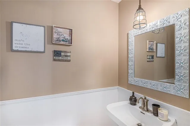 $590,000 | 10119 Northwest River Hills Drive, Parkville, MO 64152