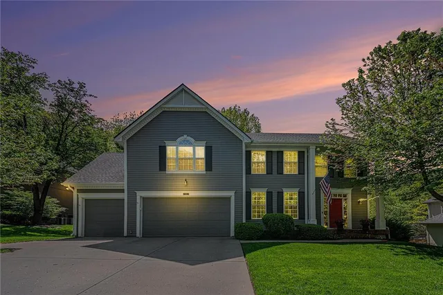 $590,000 | 10119 Northwest River Hills Drive, Parkville, MO 64152