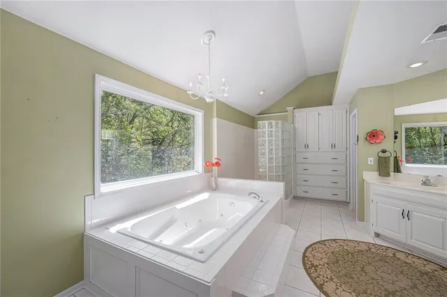 $590,000 | 10119 Northwest River Hills Drive, Parkville, MO 64152