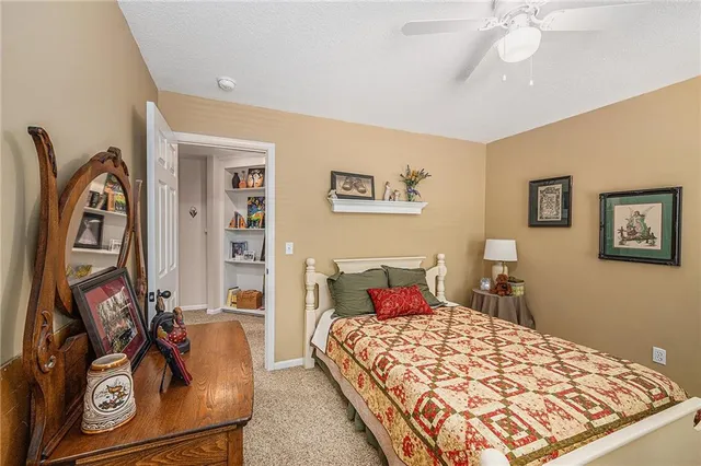 $590,000 | 10119 Northwest River Hills Drive, Parkville, MO 64152