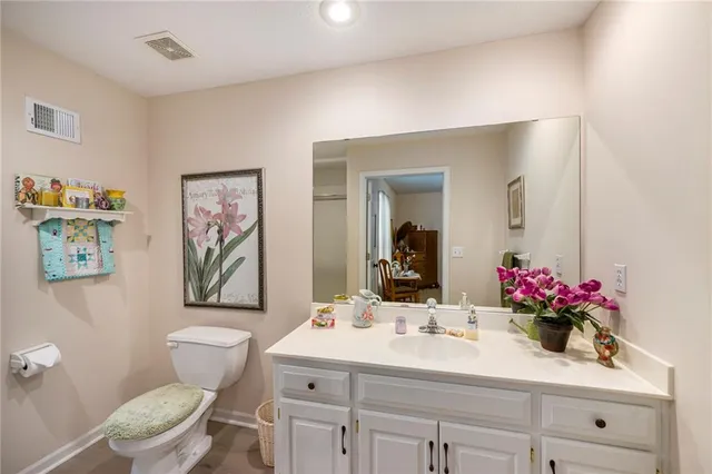 $590,000 | 10119 Northwest River Hills Drive, Parkville, MO 64152