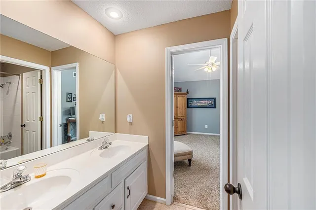 $590,000 | 10119 Northwest River Hills Drive, Parkville, MO 64152