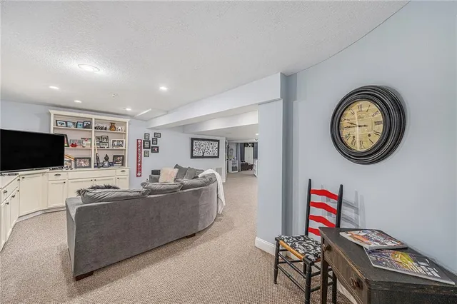 $590,000 | 10119 Northwest River Hills Drive, Parkville, MO 64152