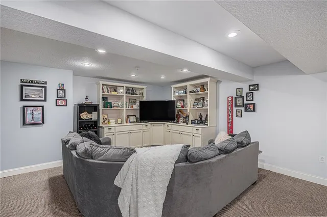 $590,000 | 10119 Northwest River Hills Drive, Parkville, MO 64152