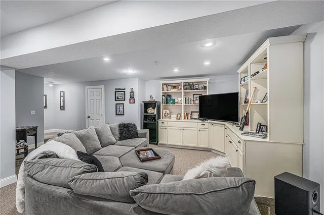 $590,000 | 10119 Northwest River Hills Drive, Parkville, MO 64152