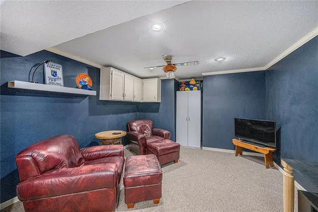 $590,000 | 10119 Northwest River Hills Drive, Parkville, MO 64152