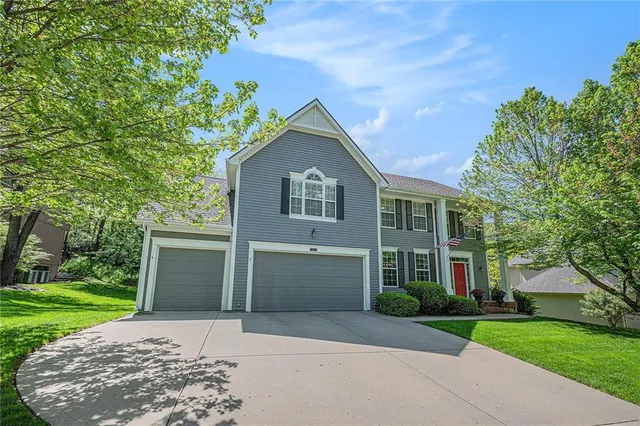 $590,000 | 10119 Northwest River Hills Drive, Parkville, MO 64152