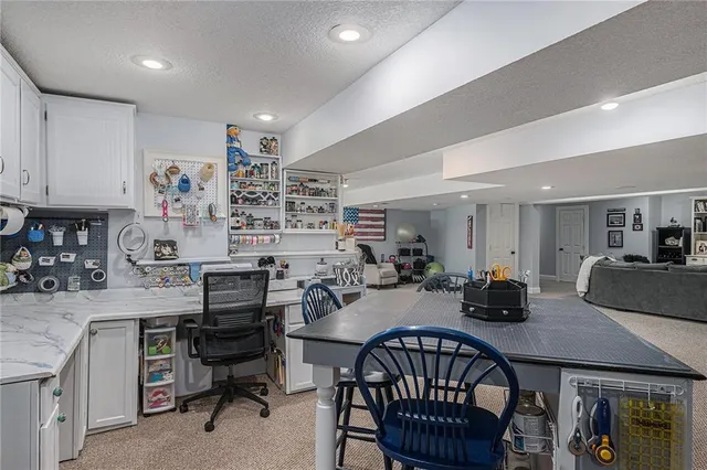 $590,000 | 10119 Northwest River Hills Drive, Parkville, MO 64152