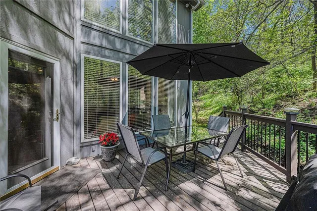 $590,000 | 10119 Northwest River Hills Drive, Parkville, MO 64152