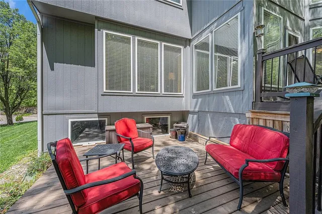 $590,000 | 10119 Northwest River Hills Drive, Parkville, MO 64152