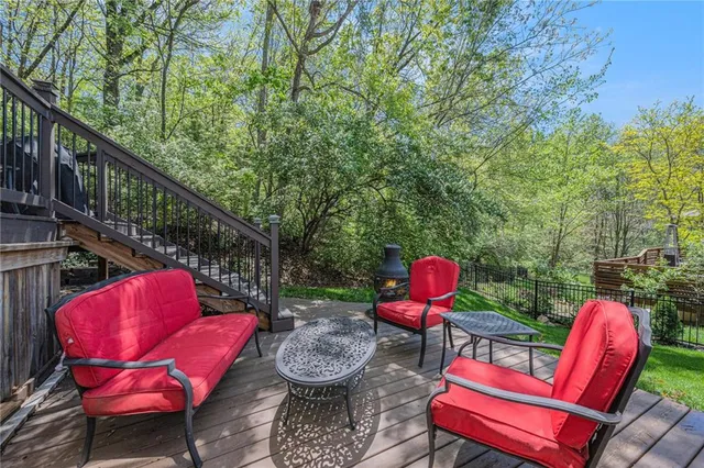 $590,000 | 10119 Northwest River Hills Drive, Parkville, MO 64152