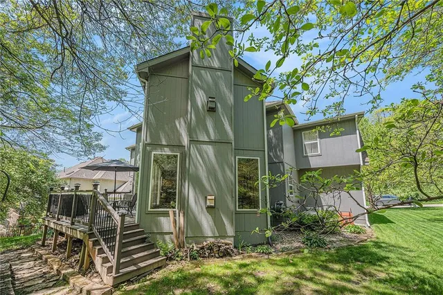 $590,000 | 10119 Northwest River Hills Drive, Parkville, MO 64152