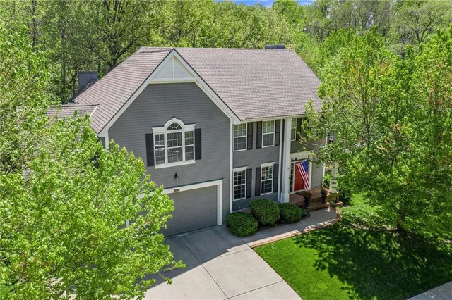 $590,000 | 10119 Northwest River Hills Drive, Parkville, MO 64152