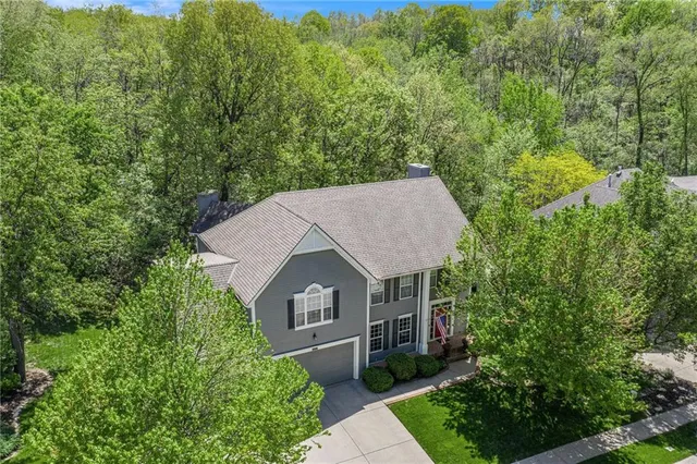 $590,000 | 10119 Northwest River Hills Drive, Parkville, MO 64152
