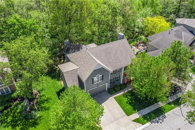 $590,000 | 10119 Northwest River Hills Drive, Parkville, MO 64152