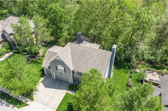 $590,000 | 10119 Northwest River Hills Drive, Parkville, MO 64152