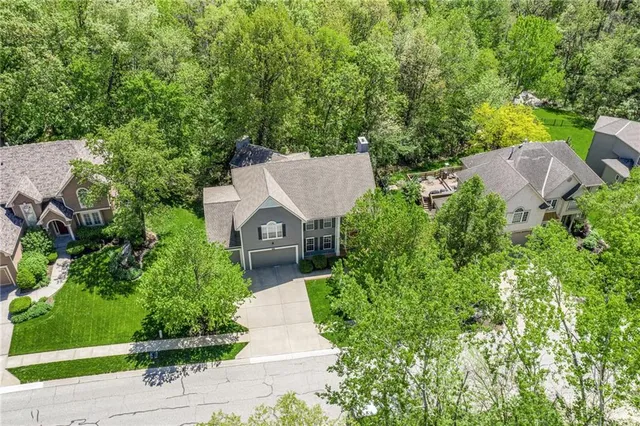 $590,000 | 10119 Northwest River Hills Drive, Parkville, MO 64152