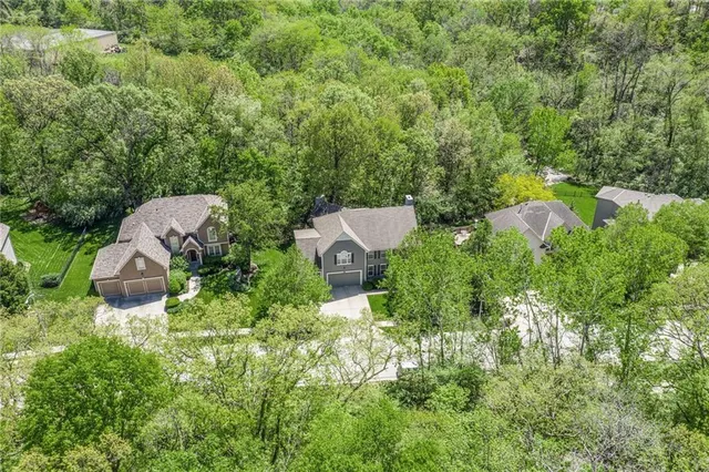 $590,000 | 10119 Northwest River Hills Drive, Parkville, MO 64152