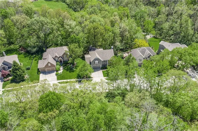 $590,000 | 10119 Northwest River Hills Drive, Parkville, MO 64152