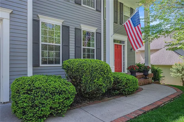 $590,000 | 10119 Northwest River Hills Drive, Parkville, MO 64152