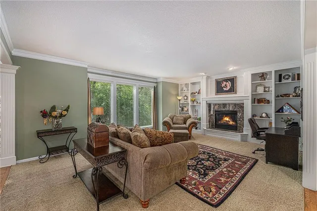 $590,000 | 10119 Northwest River Hills Drive, Parkville, MO 64152