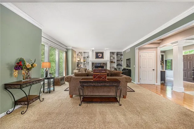 $590,000 | 10119 Northwest River Hills Drive, Parkville, MO 64152