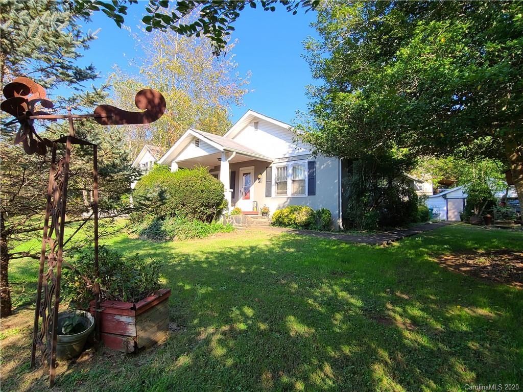 26 Jones Road Leicester, NC 28748 - Photo 2 of 34 a front view of a house with garden