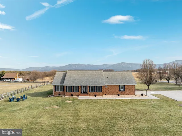 $699,900 | 237 Preston Lane, Luray, VA 22835