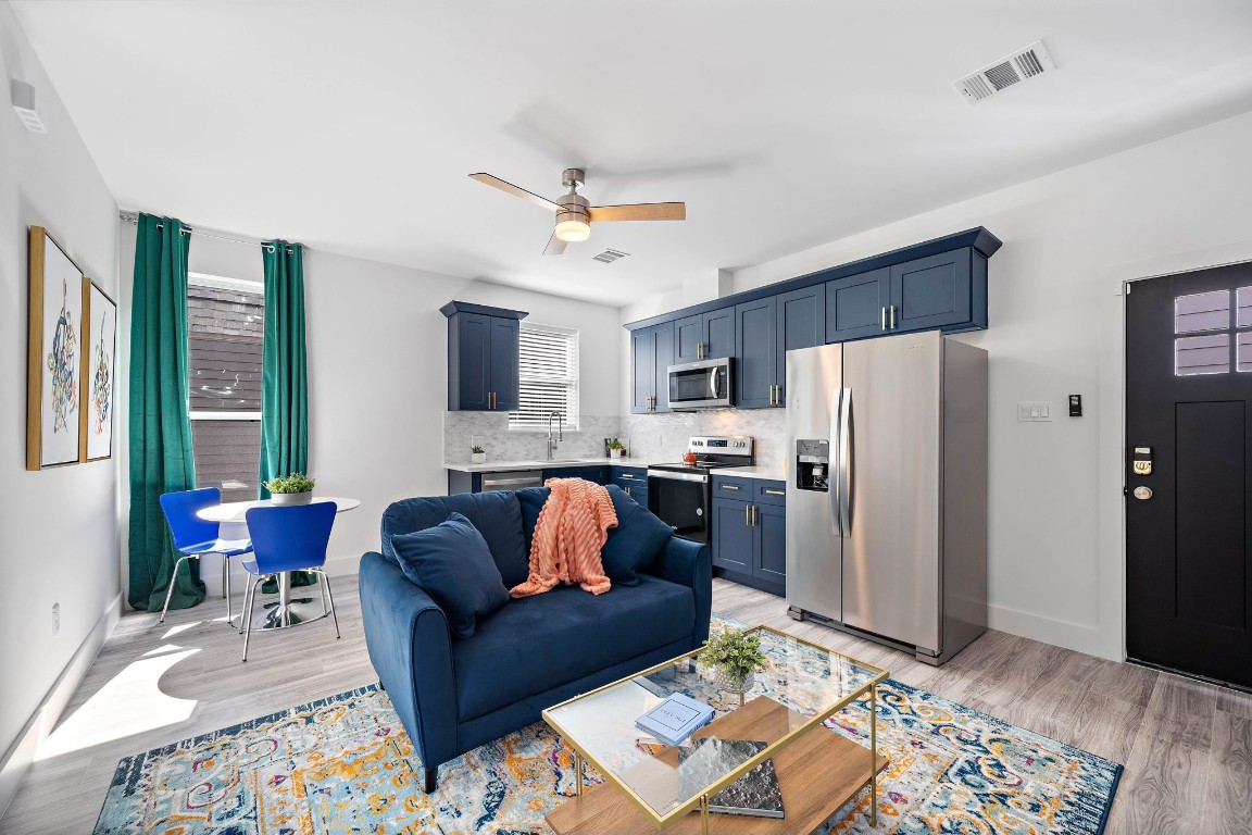 207 East 38th Street, Unit B Houston, TX 77018 - Photo 3 of 16 a living room with furniture and a rug